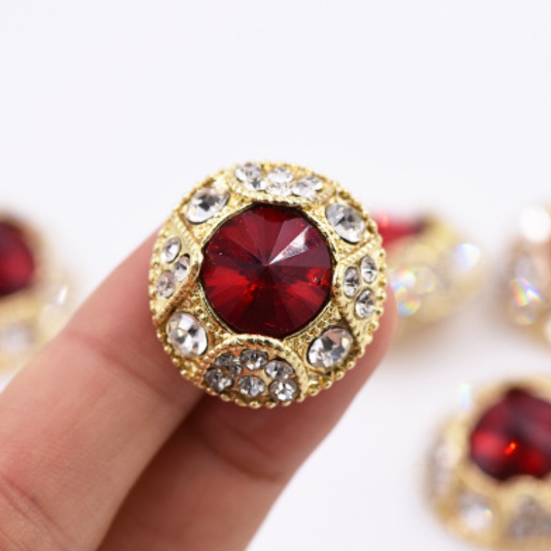 Los botones de gemas que se exhiben se han convertido en el camino de la emperatriz.